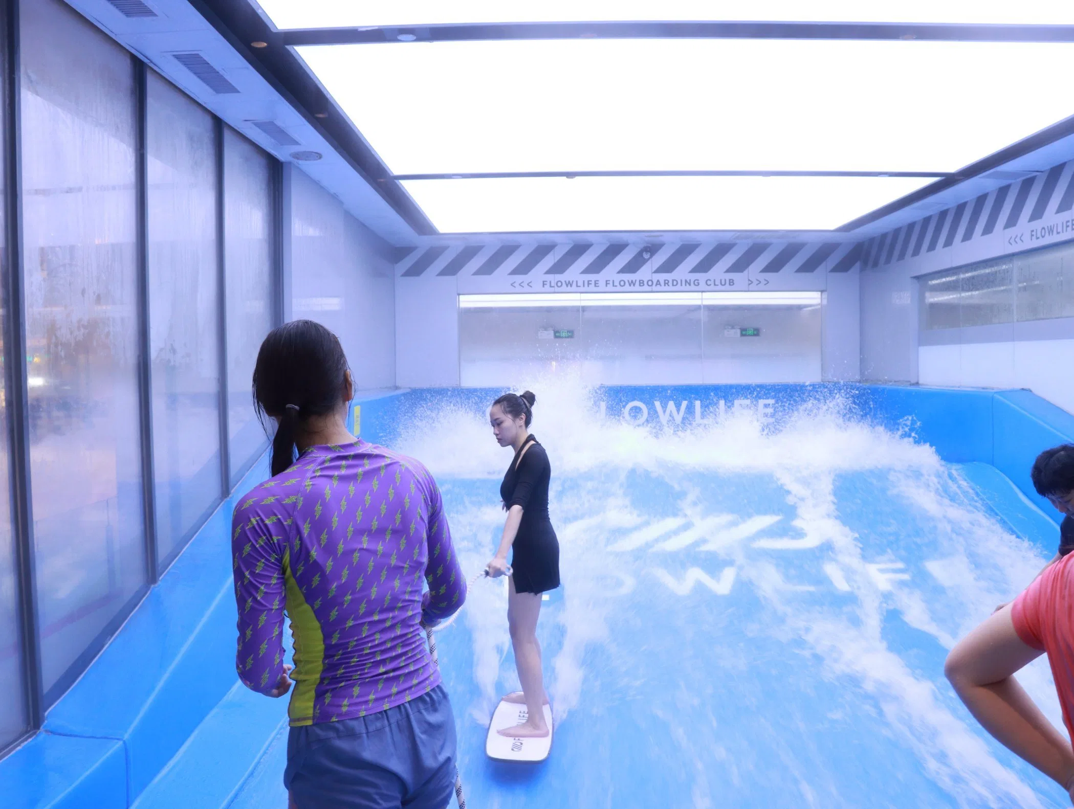 Flowlife Entertainment Parc d'attractions faible difficulté populaire Surf Simulator