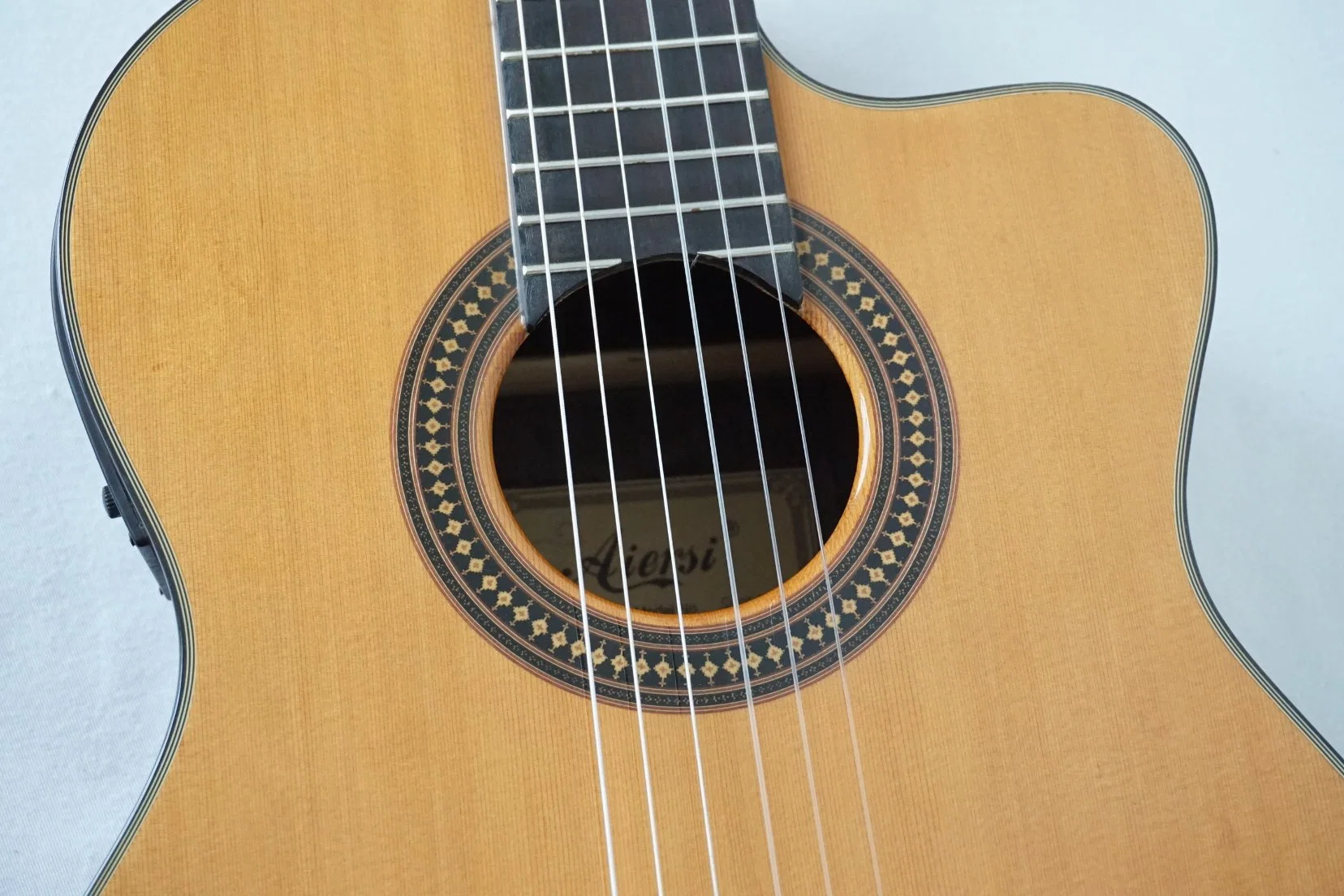 Gloss Finish Handmade Cutaway Shape Nylon String Solid Top Electric Classic Guitar