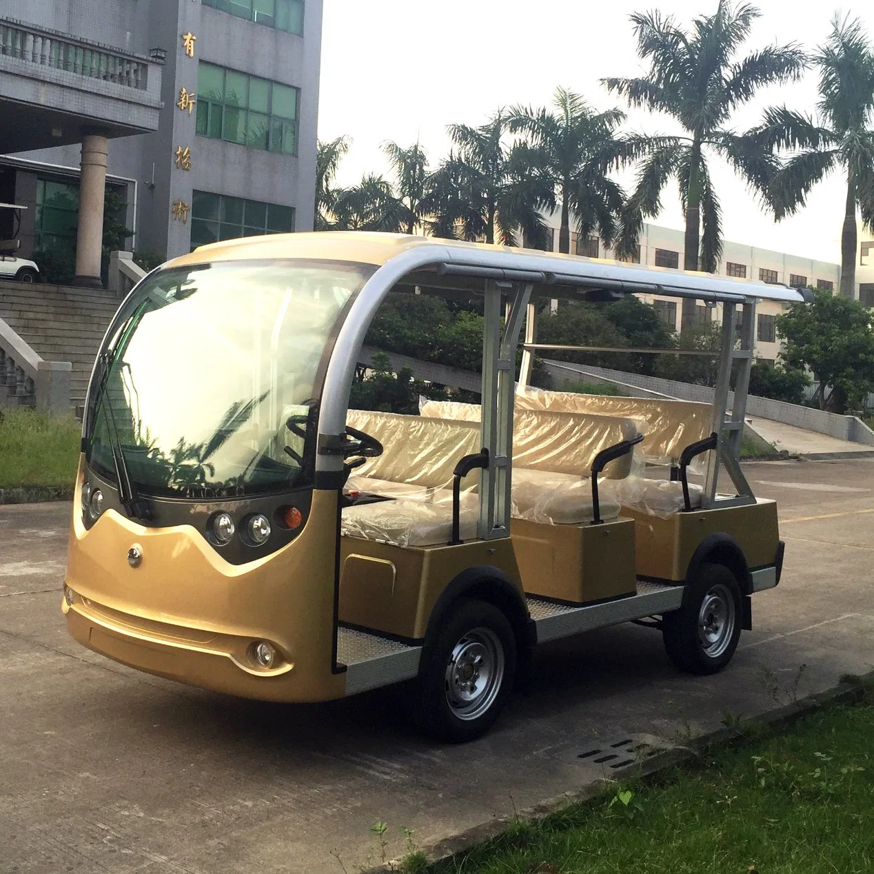 Los pasajeros del vehículo eléctrico de transporte turístico de 8 plazas de Bus Tour a la venta Lt-S8