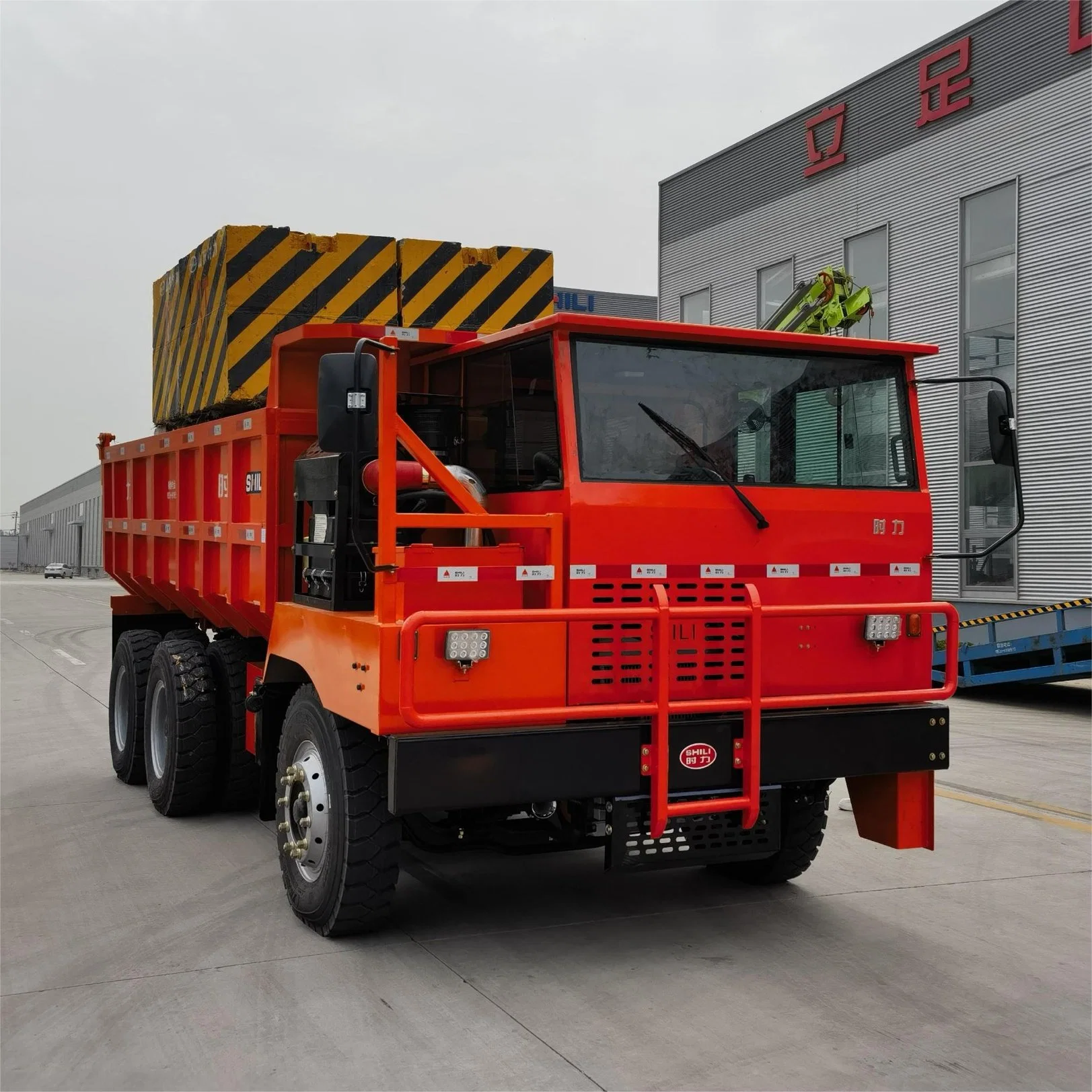 Camion minier à grande capacité de charge conçu pour les tâches difficiles.