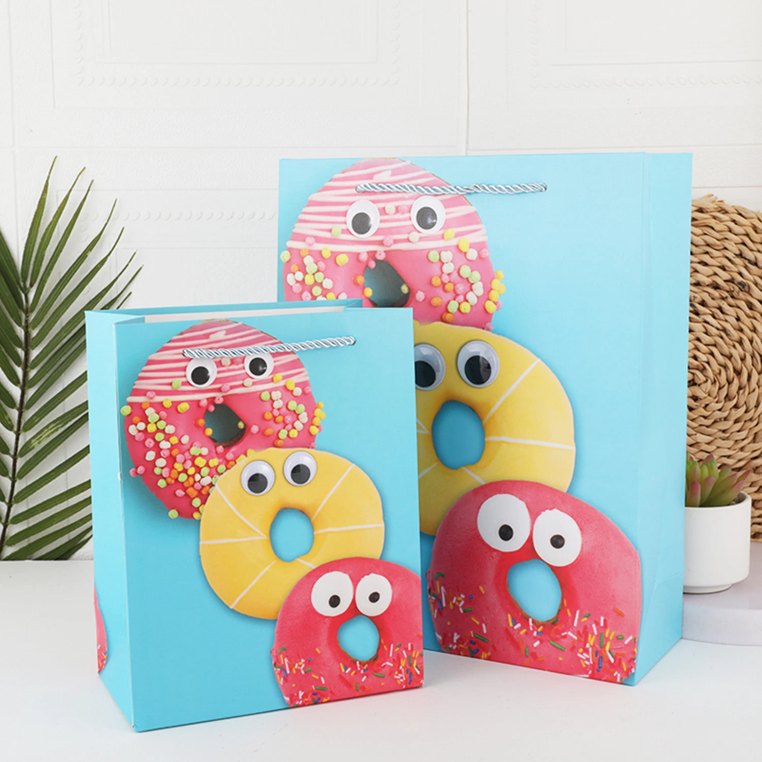 Wholesale/Supplier Luxury Cute Cartoon Design Cloth Shoes Toy Packaging Customize Child Gift Paper Bags with White Cardboard Paper