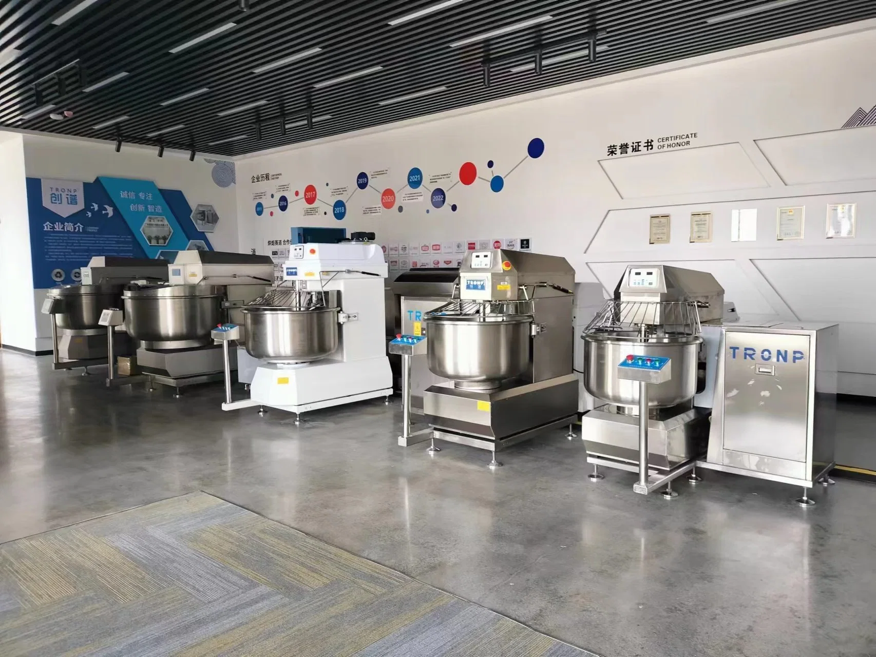 Automatic Tipping Kneading Machine High quality/High cost performance  Dough Spiral Mixer Kitchen Equipment