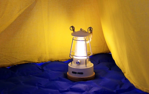 Lampe de camping vintage à LED rechargeable avec batterie et bandoulière.