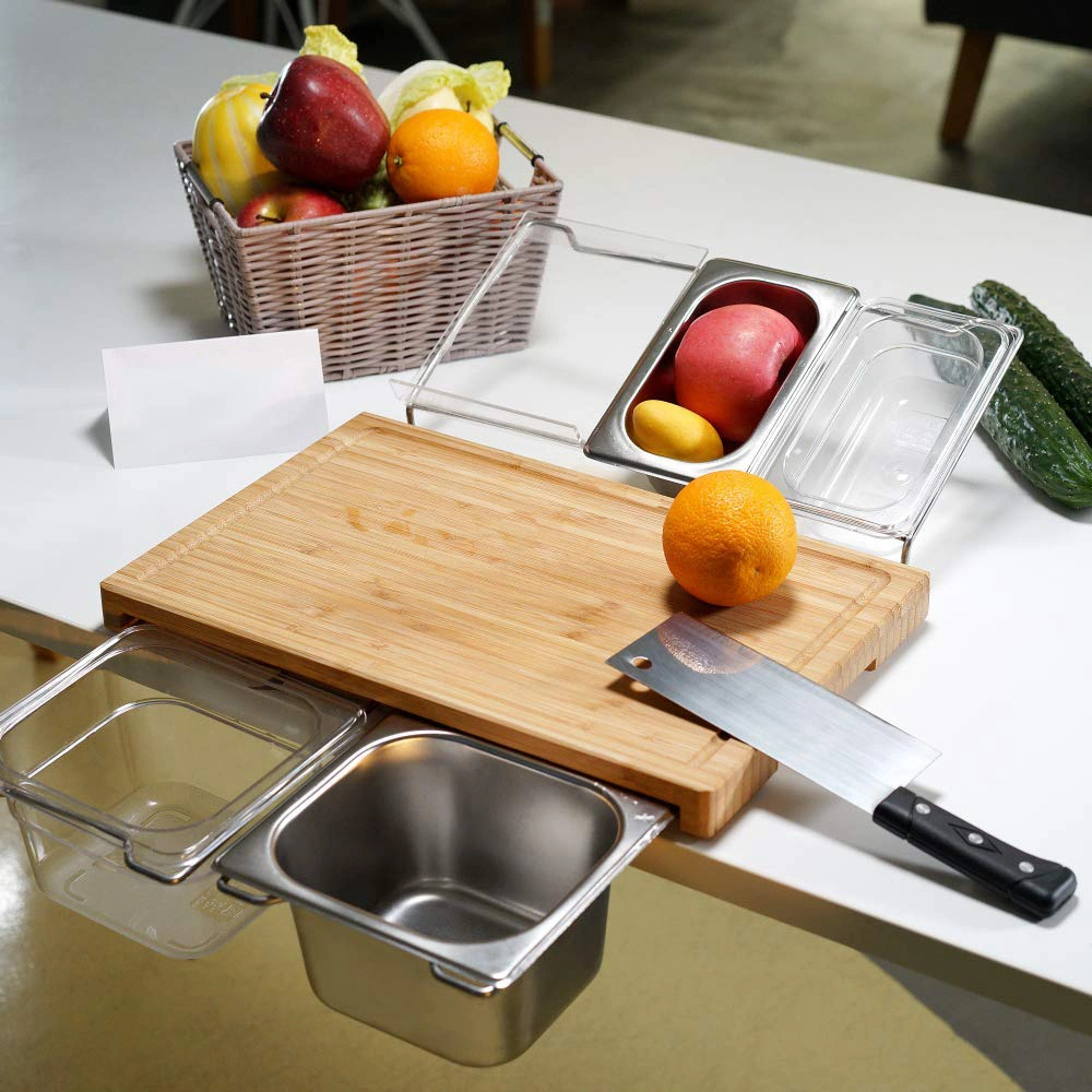 Tábua de corte de bambu para cozinha com recipientes e utensílios de mesa.