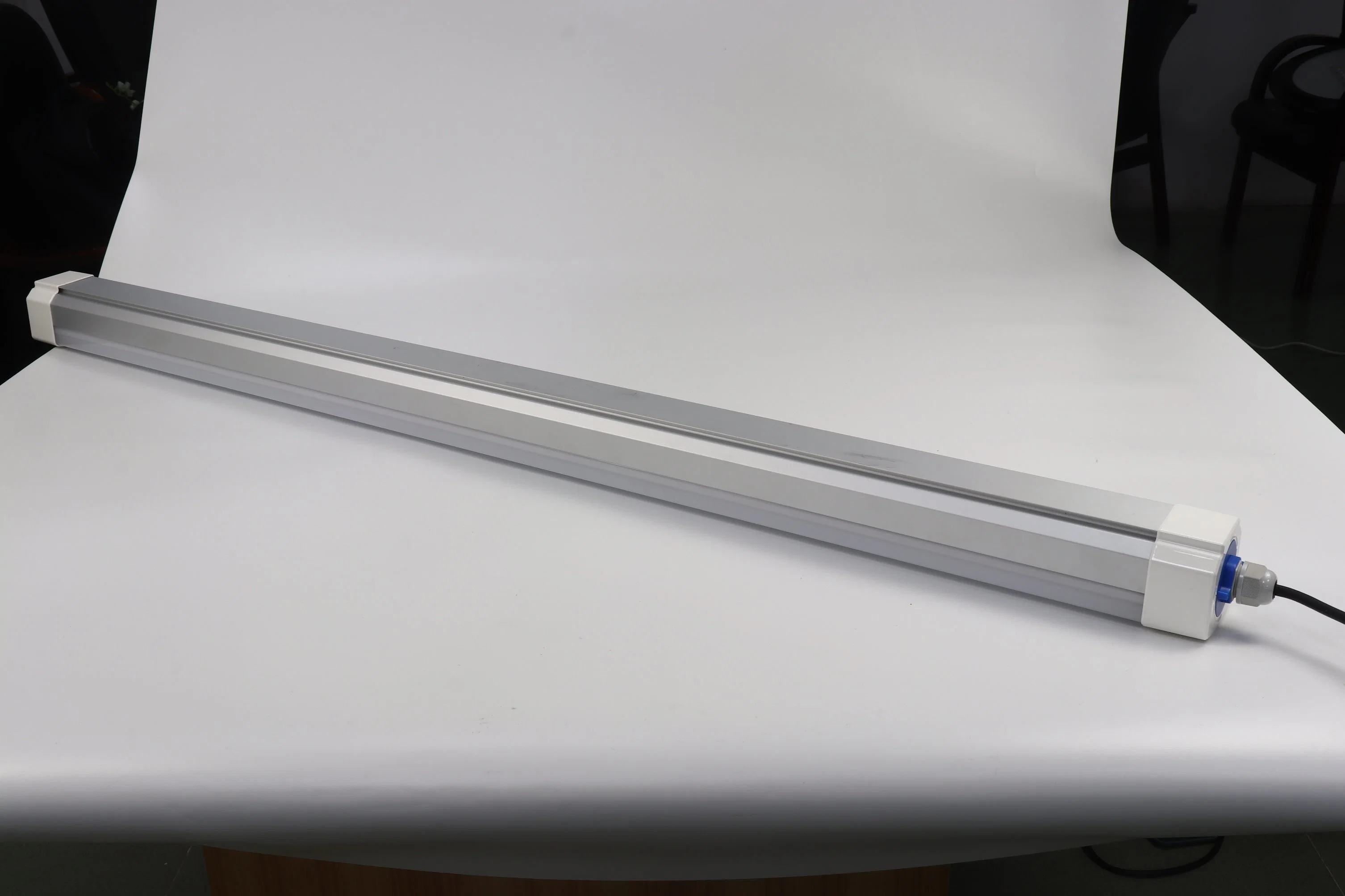 130lm/W 2FT 600mm 0.6m 20W IP65 LED Tri-Proof Light