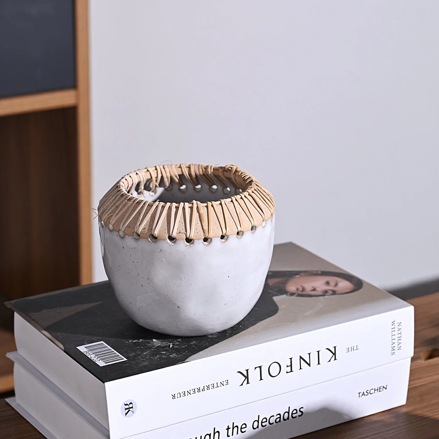 Home Decoration Can Be Made Wall Flower Pot Handmade Small Holes with Rattan Design Round Water Vat Shape Country Effect Pots