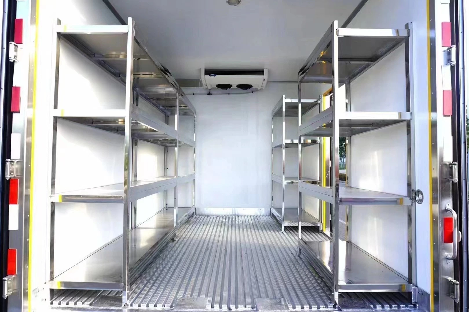 HOWO 15 Ton 10 Ton Refrigerated Food Freezer Cooling Box Truck Refrigerated 300HP Van Cargo Cooling Transport Box Truck for Milk Meat Ice Cream Delivery