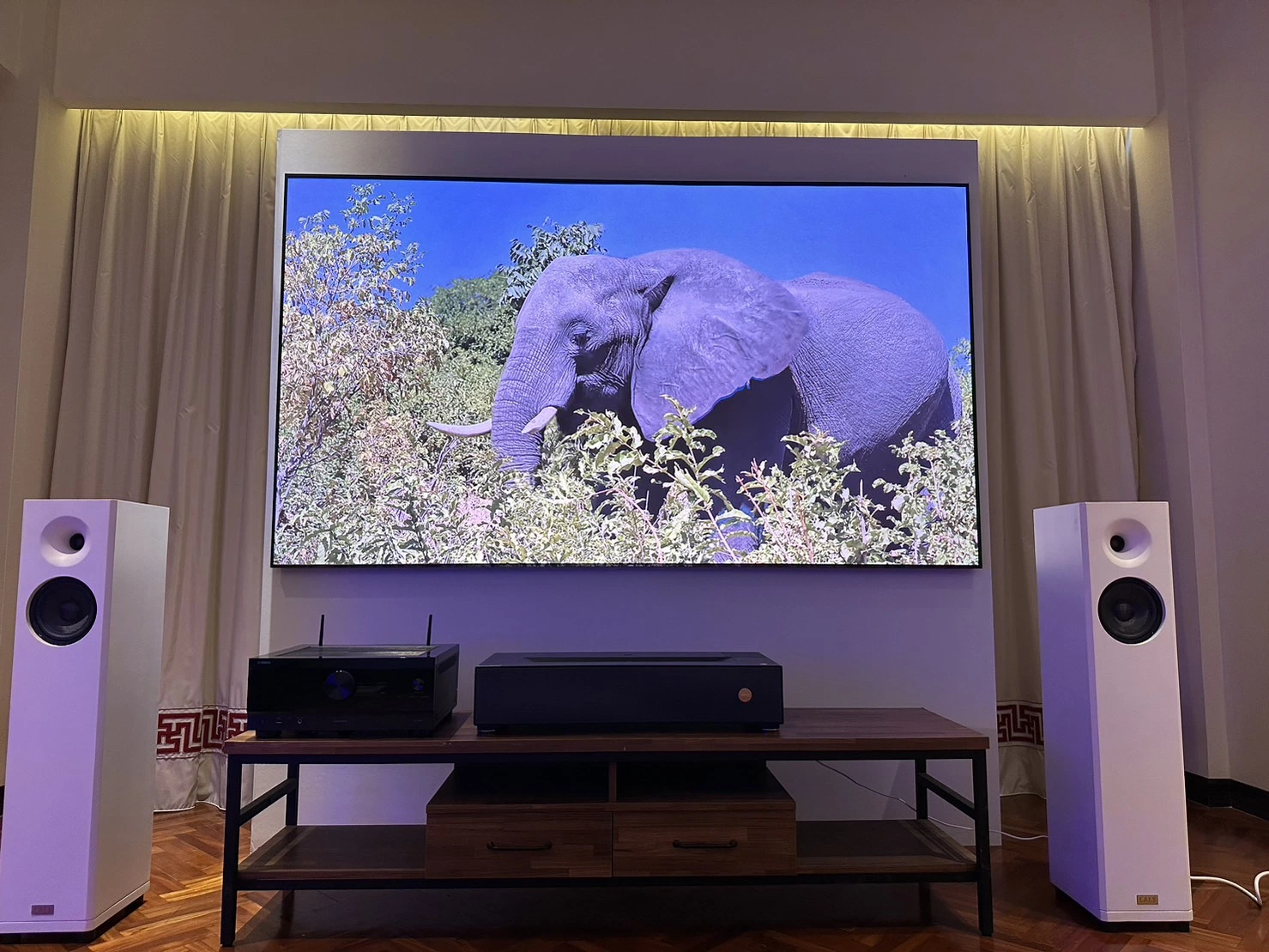 Fscreen 120 pulgadas Aura serie Fresnel ALR rechazo de luz ambiental Pantalla de proyección para proyector de alcance ultracorto TV láser Home Cine en casa