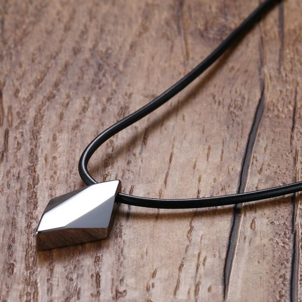 عقد ذهبي بسيط تنجستين للرجال في S Tungsten Steel Pendant على شكل ماسي أحرف سطحية ناعمة