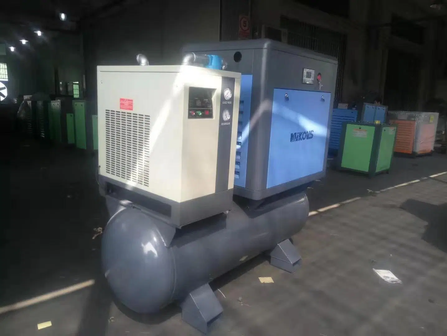 German Technology 15kw 20HP AC Power Rotary Screw Air Compressor 8bar 82 Cfm with 500L Tank and Dryer