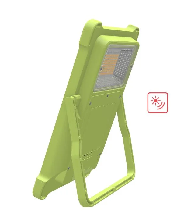 Lampe de camping solaire LED à couleur variable avec réglage de l'intensité, utilisée en extérieur.