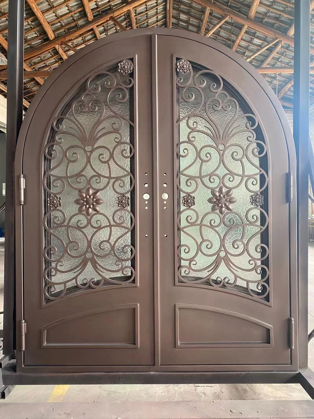Marco de la puerta de hierro forjado de la entrada principal de la casa de la puerta de acero de color marrón oscuro de Villa