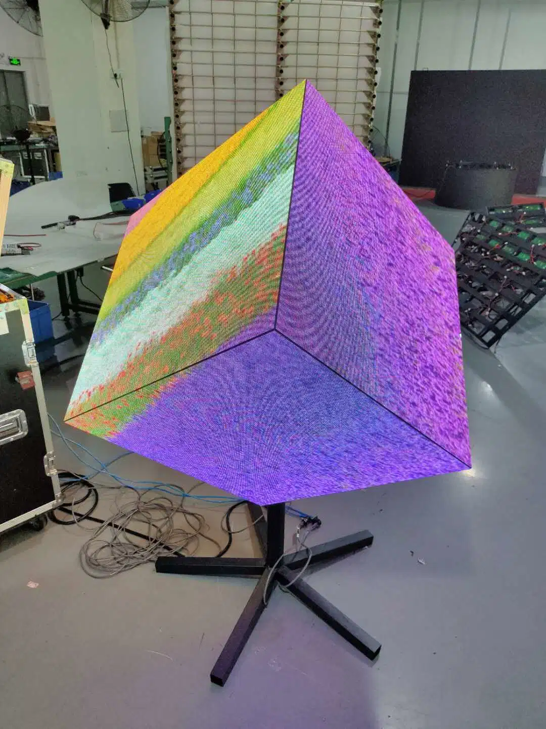 شاشة LED ديناميكية كاملة الألوان على شكل مكعب Rubik