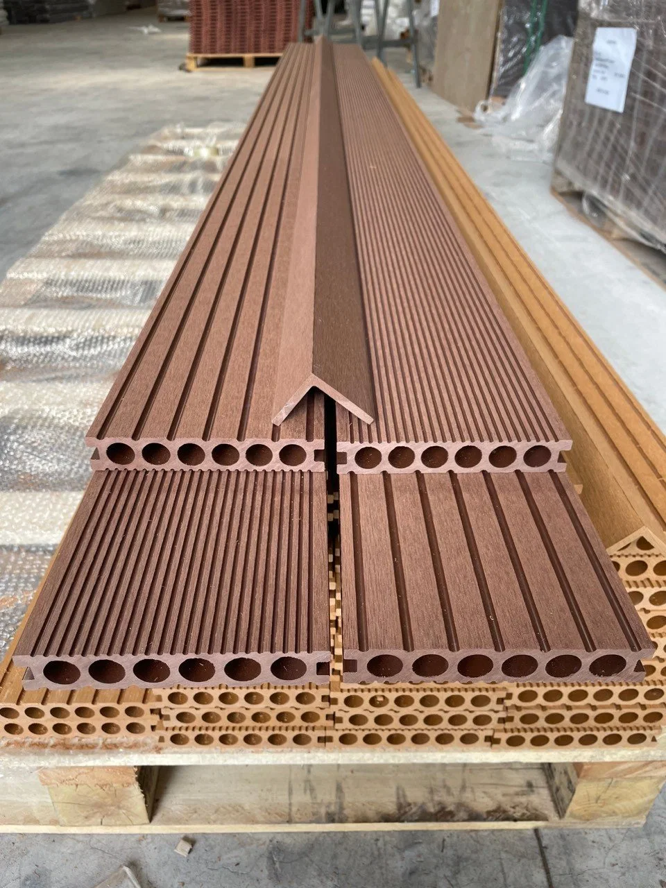 Anti Slip Wood Plastic Composite Outdoor PE WPC Decking Fence Panel Board
