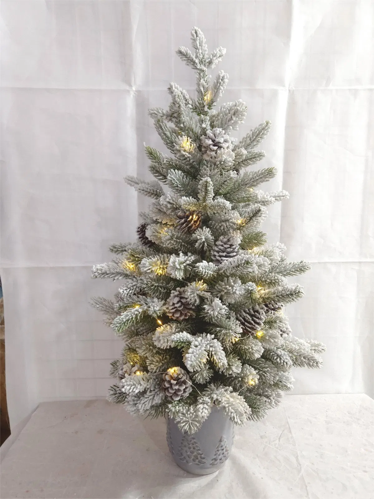 Usine OEM personnalisés Arbre de Noël Mini LED Pre-Lit arbre artificiel floqué porche avec Pin artificiel éclairé Pinecones Arbre de Noël fabricant en Chine