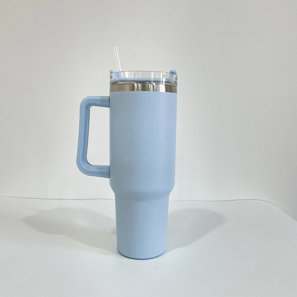 Vente en gros vrac Quencher Tumbler avec poignée revêtement en poudre Voyage Tasse café bière tasses de voyage tasses avec couvercle et paille