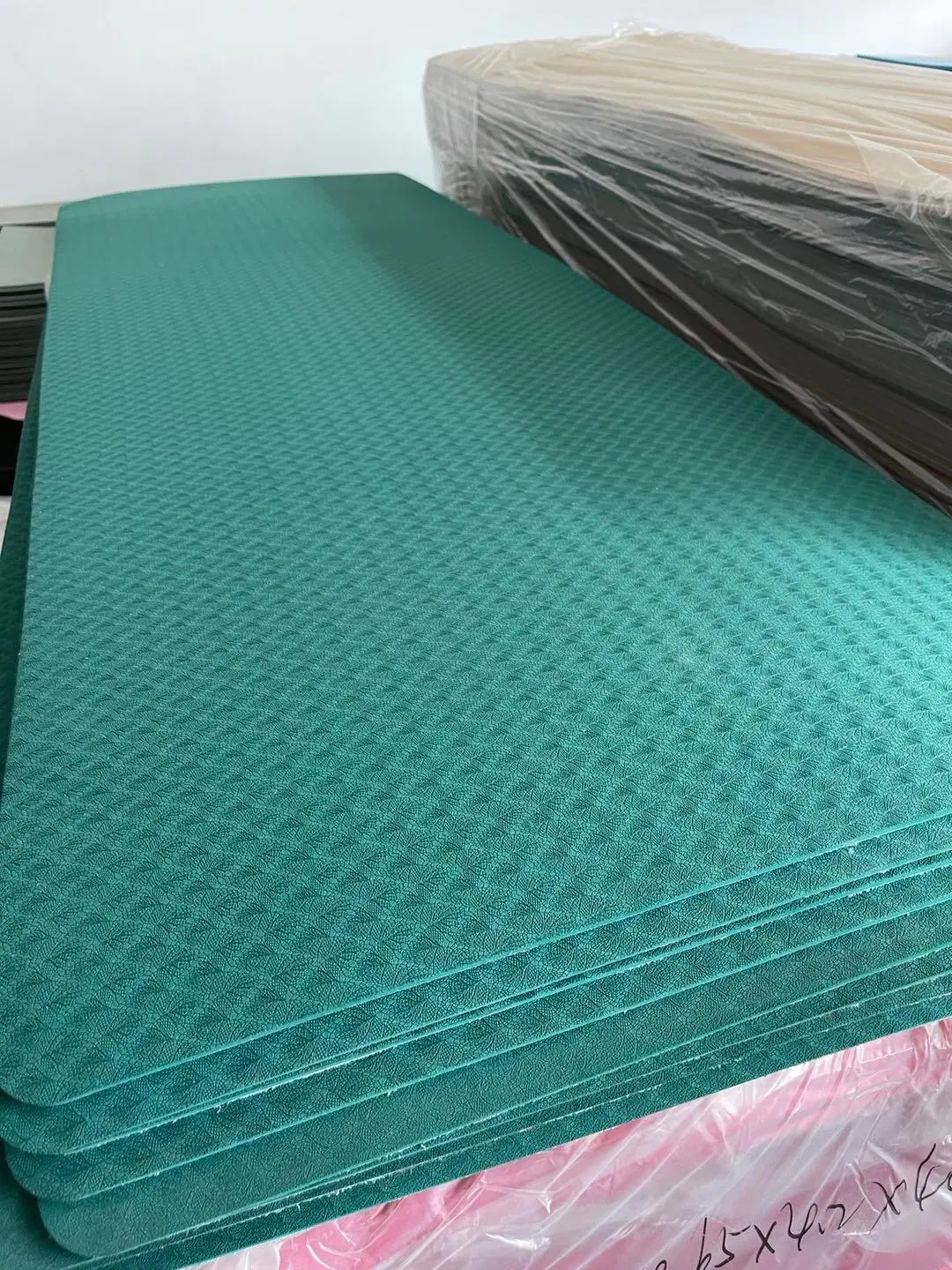 Wholesale/Supplier Price TPE Yoga Mats Are Environmentally Friendly and Waterproof