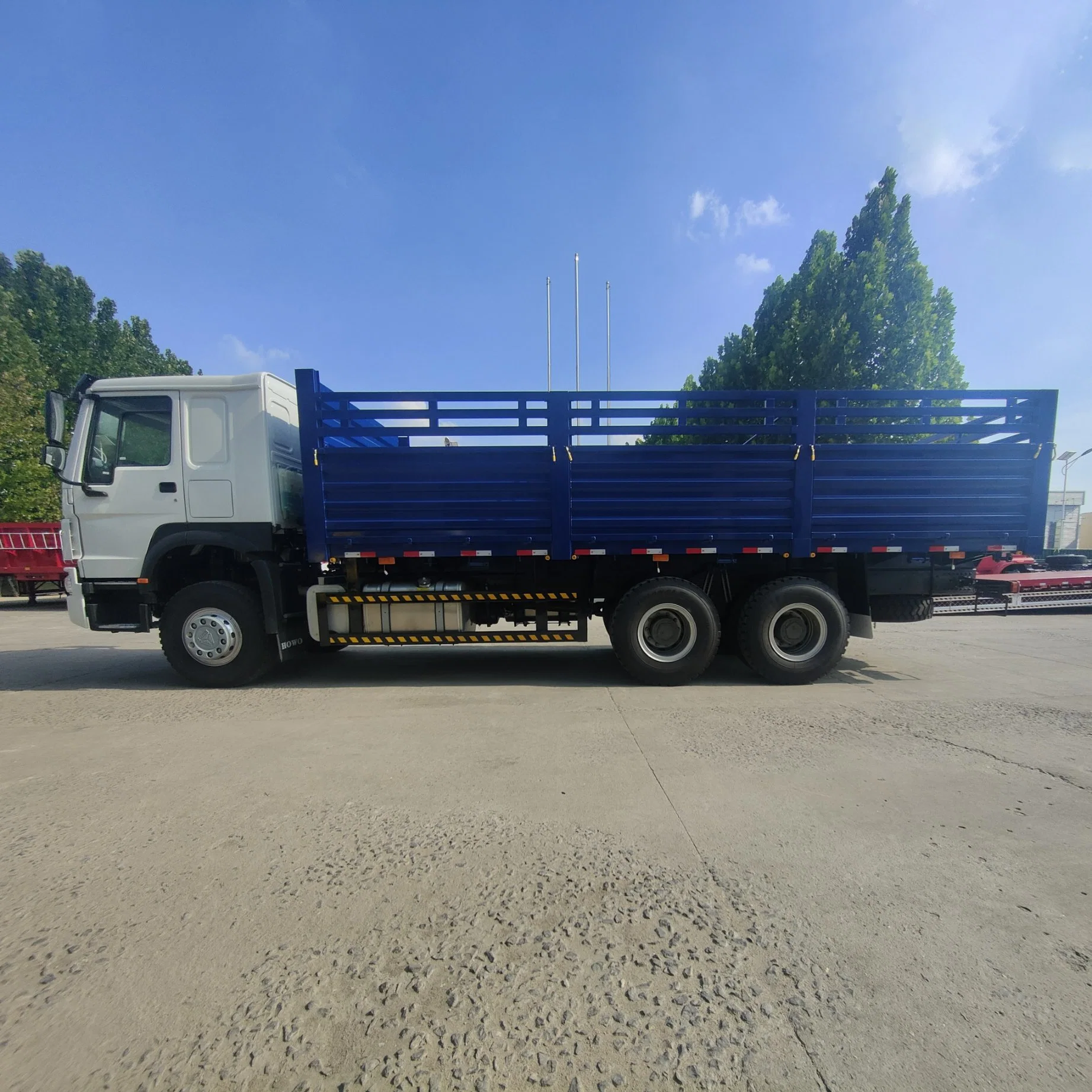 Sinotruck HOWO Customized 120 Cubic Meters Wagon Lorry Big Capacity 70tons Tandem Camion General Animals Cargo Truck with Dolly Drawbar Trailer