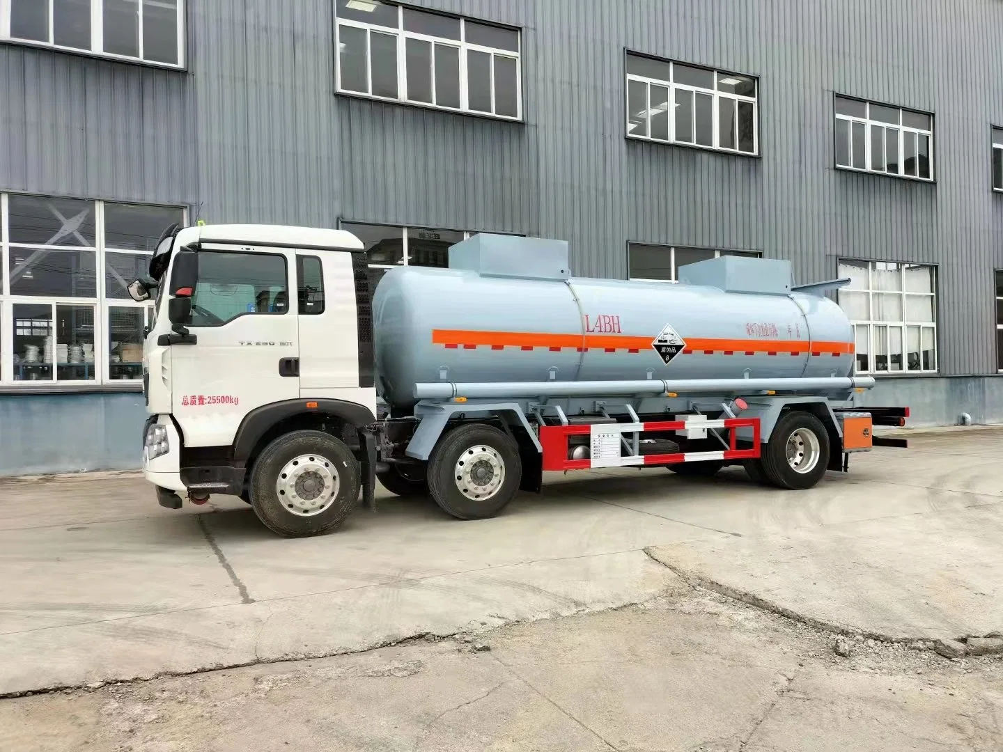 Cylindrical Shape Tanker Truck Industrial Chemical Carriers