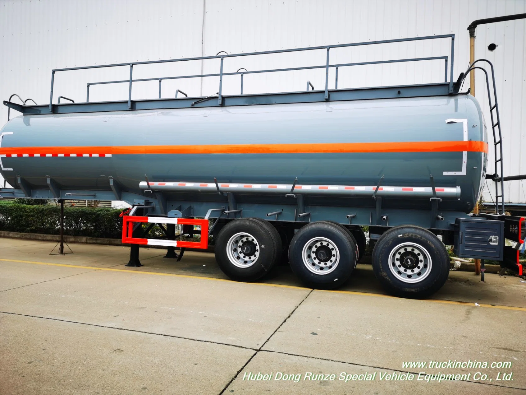 3 Axles 8500 Gallon Tanker Hydrochloric Acid Transport Tank Trailer Lined 16mm PE (L4BH 40Ton Air Rid Optional)