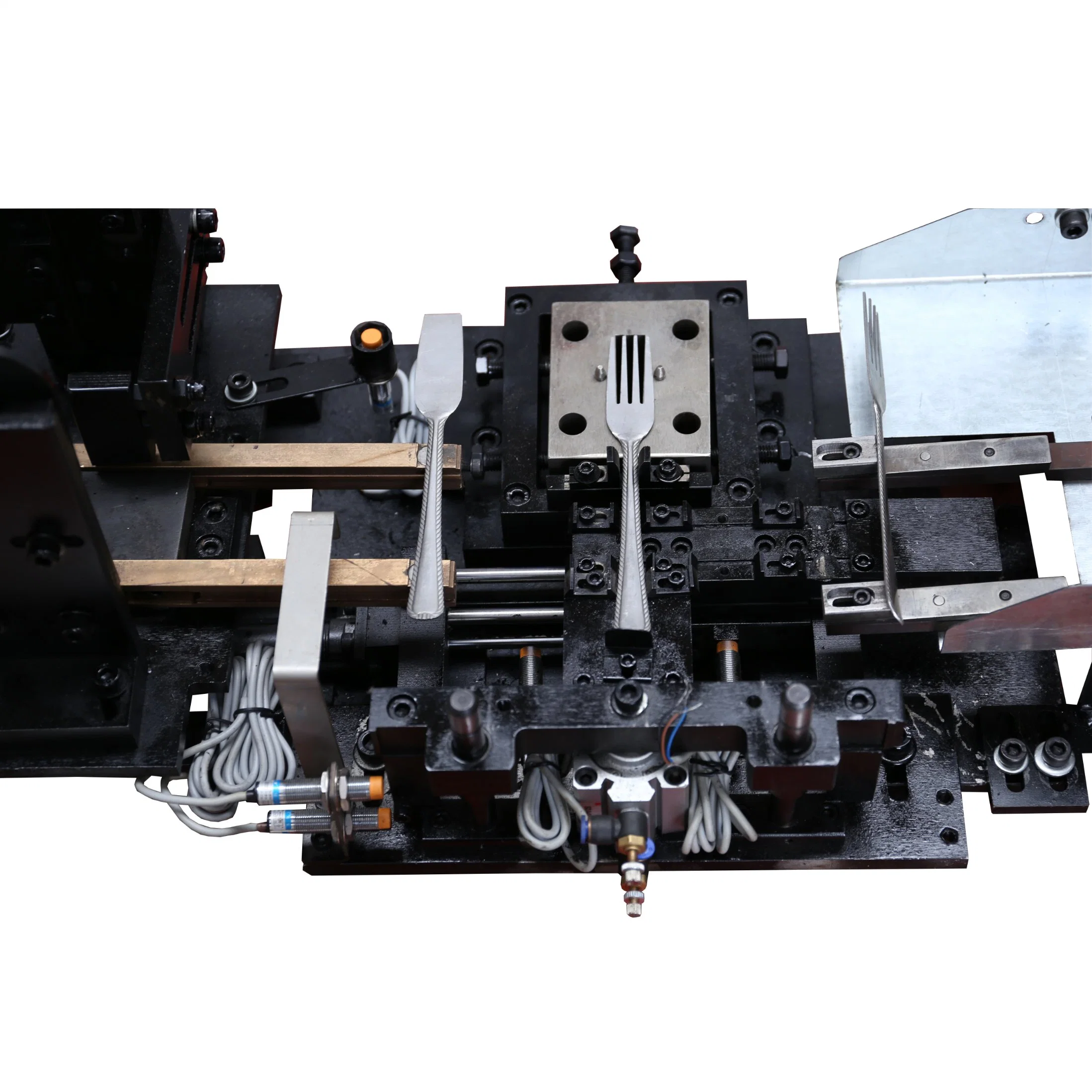 Alimentateur automatique pour poinçonnage de fourchette à couverts.