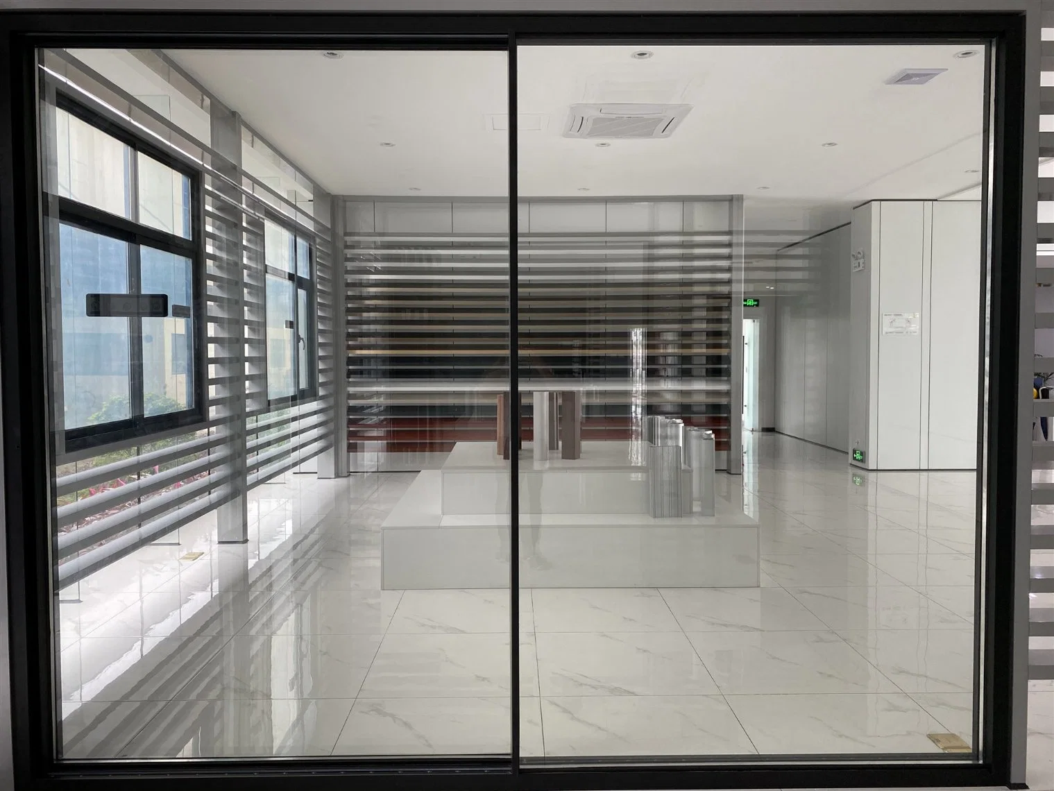 Clear/Frosted/Reflective/Low-E Glass Slim Sliding Door System Soft Close