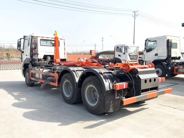 Chine Sinotruk HOWO 6X4 Heavy Duty 20tonnes Skip Loader Roll-off Chariot à accrocher poubelle Type à bras à crochet poubelle amovible Chariot