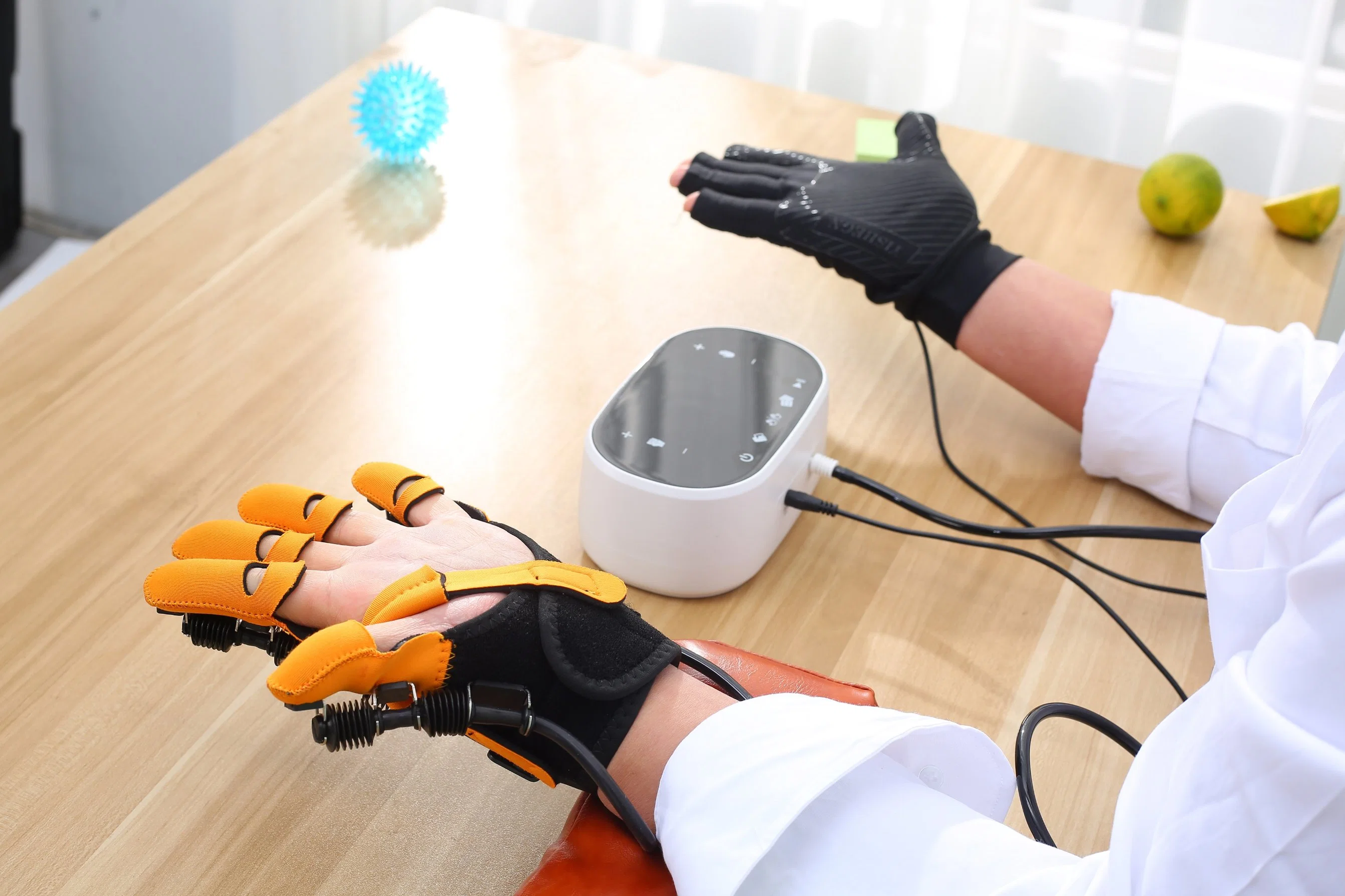 Robot Glove Stroke Rehabilitation Gerät, Patienten gesunde Hand, um ähnliche Bewegungen auf der betroffenen Hand zu replizieren