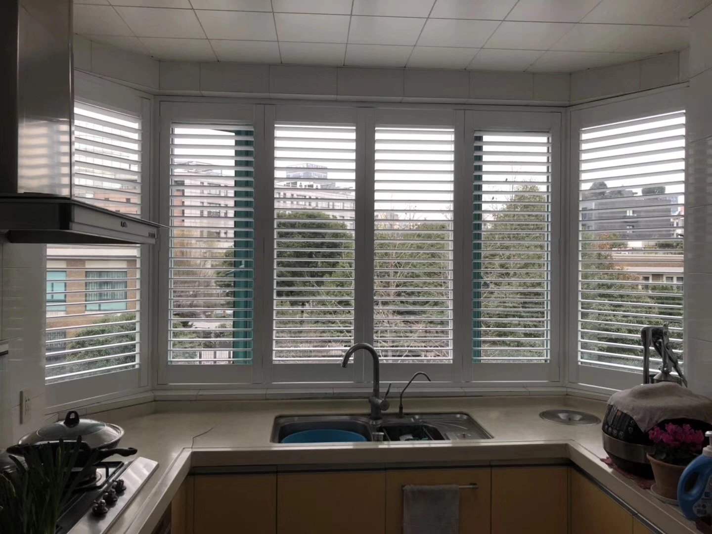 Customized Sun Shade Hinged Bay Window Plantation Shutters