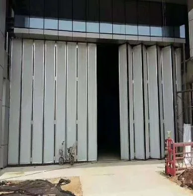 El centro de la puerta plegable está lleno de materiales aislantes de lana de seda de vidrio, lana de roca o espuma de poliuretano