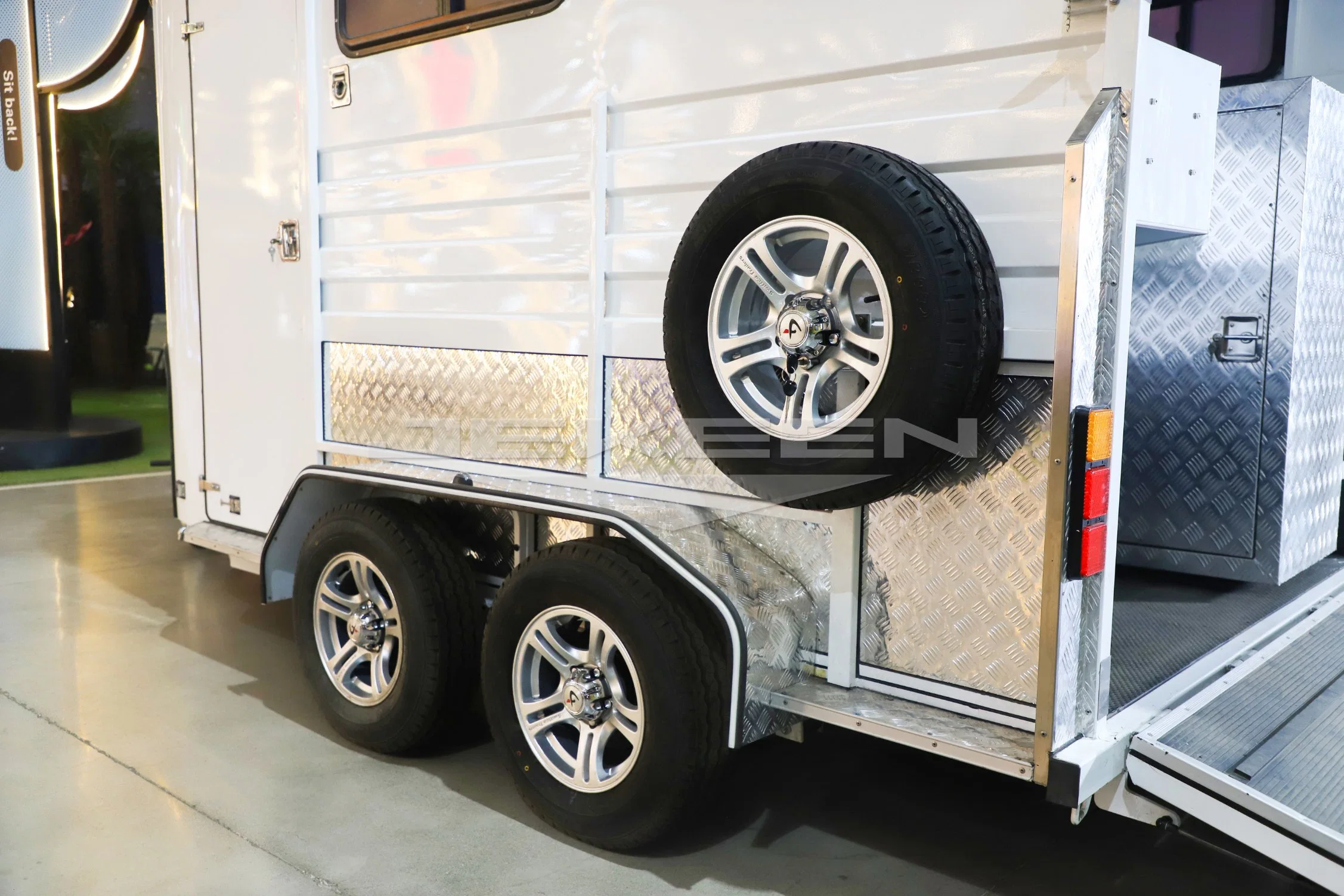 Jekeen Horse Trailer with Standard Configuration for Loading Horses