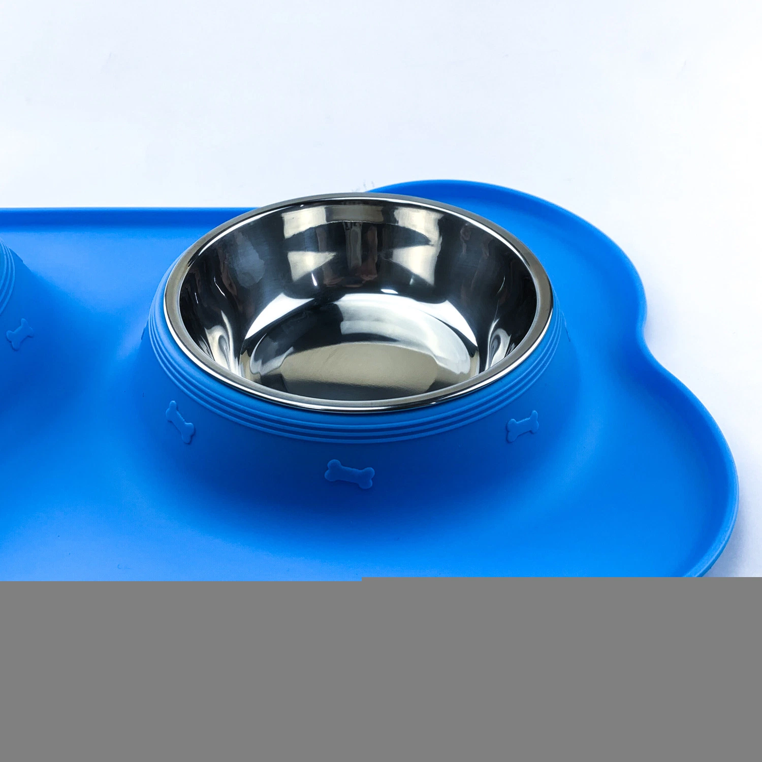 Double Pet Bowl Set in Bone Shape Antiskid Silicone Tray