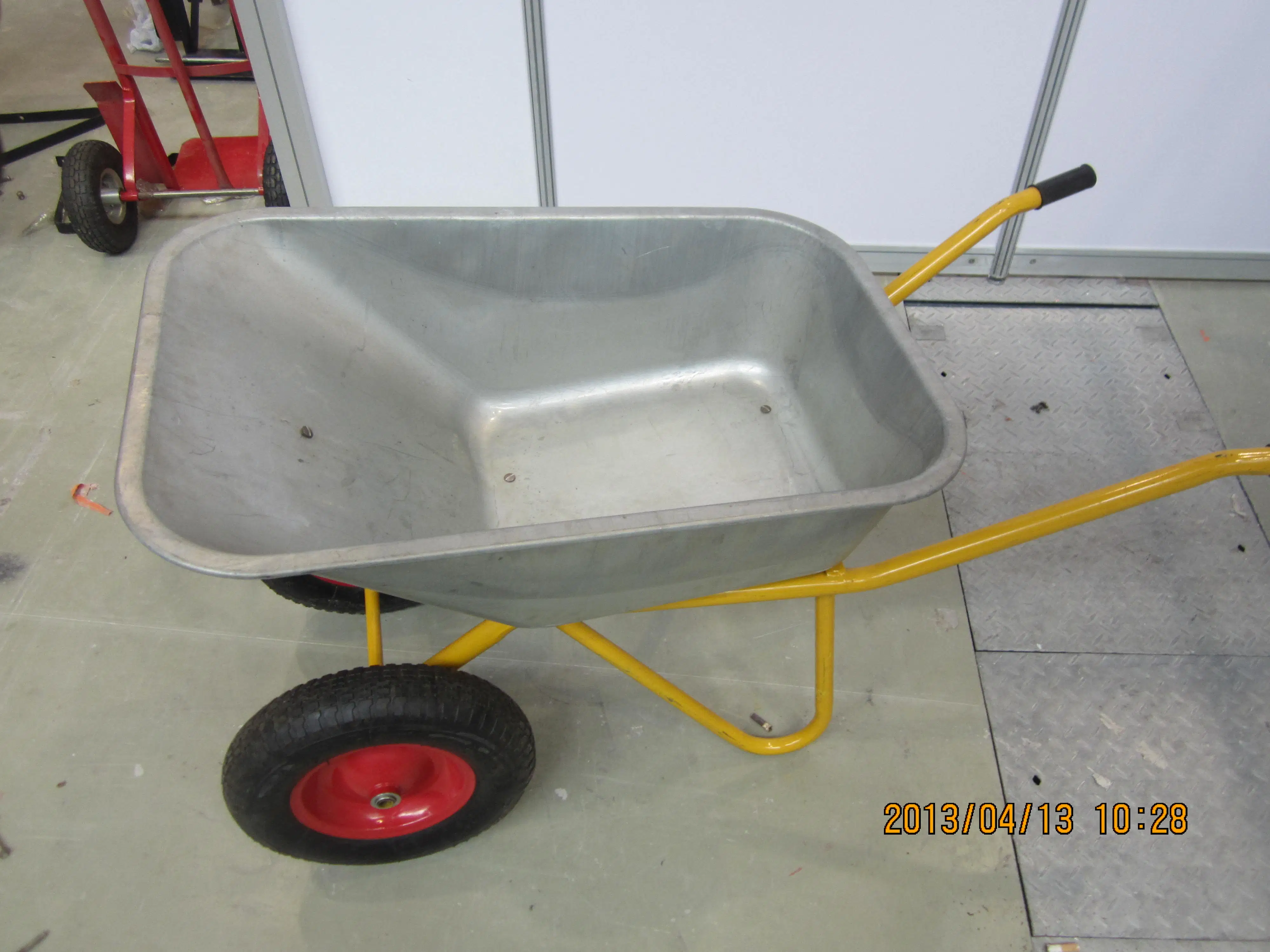 Double Wheel Wb5009m Russia Beralus Market Wheelbarrow for Construction with Galvanized Tray