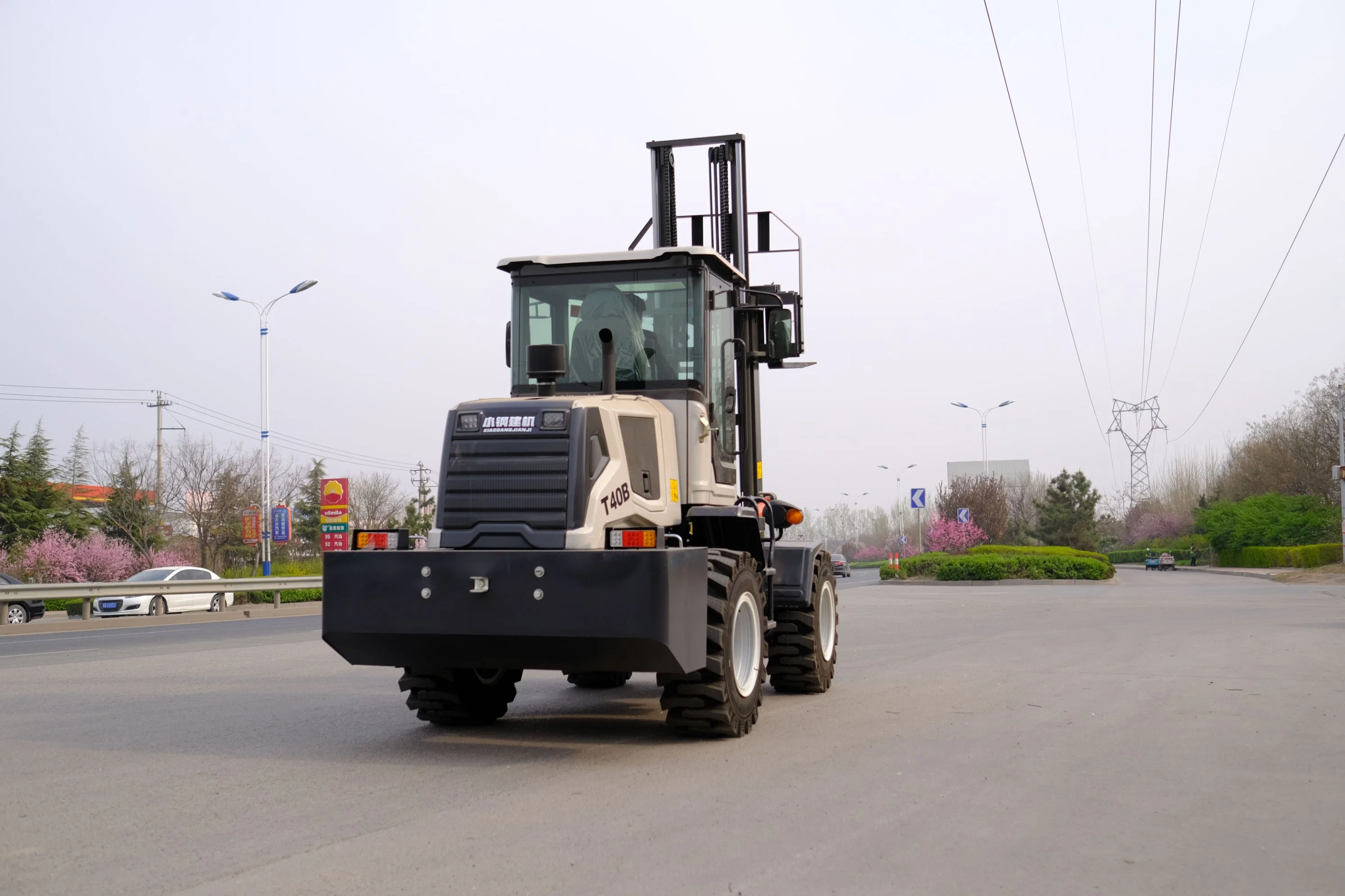 La certificación CE Factory Outlet 3-6 ton el sistema hidráulico de Diesel de combustión interna de 4WD contrapesado carretilla elevadora terreno áspero