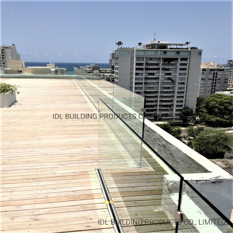 Proveedor de barandillas de vidrio sin marco de acero inoxidable para balcones con base de canal en U de aluminio, barandilla de vidrio para terraza