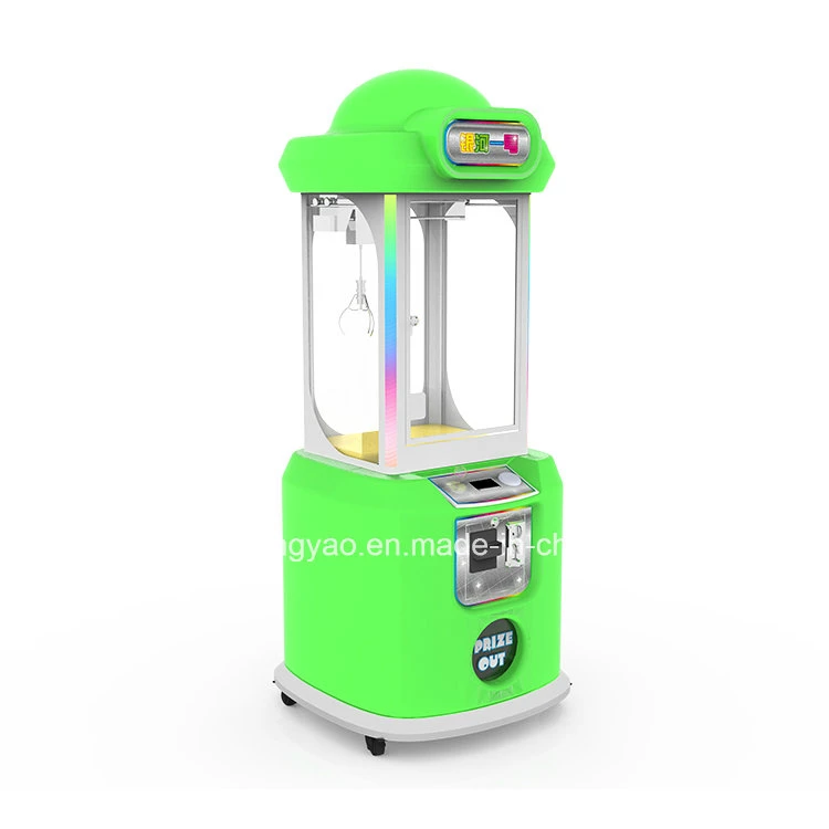 بائع يبيع لعبة محاكاة صغيرة لآلة ممتازة لبيع الجوائز بواسطة ماكينة المخالفة.