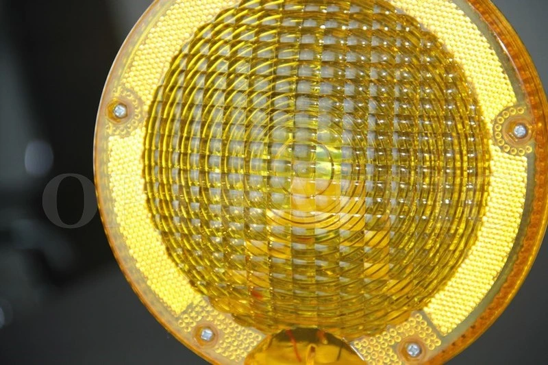 Alimenté par batterie à LED jaune d'urgence Strobe témoin, la construction de routes de trafic de cône de lumière Gyrophare de scintillement