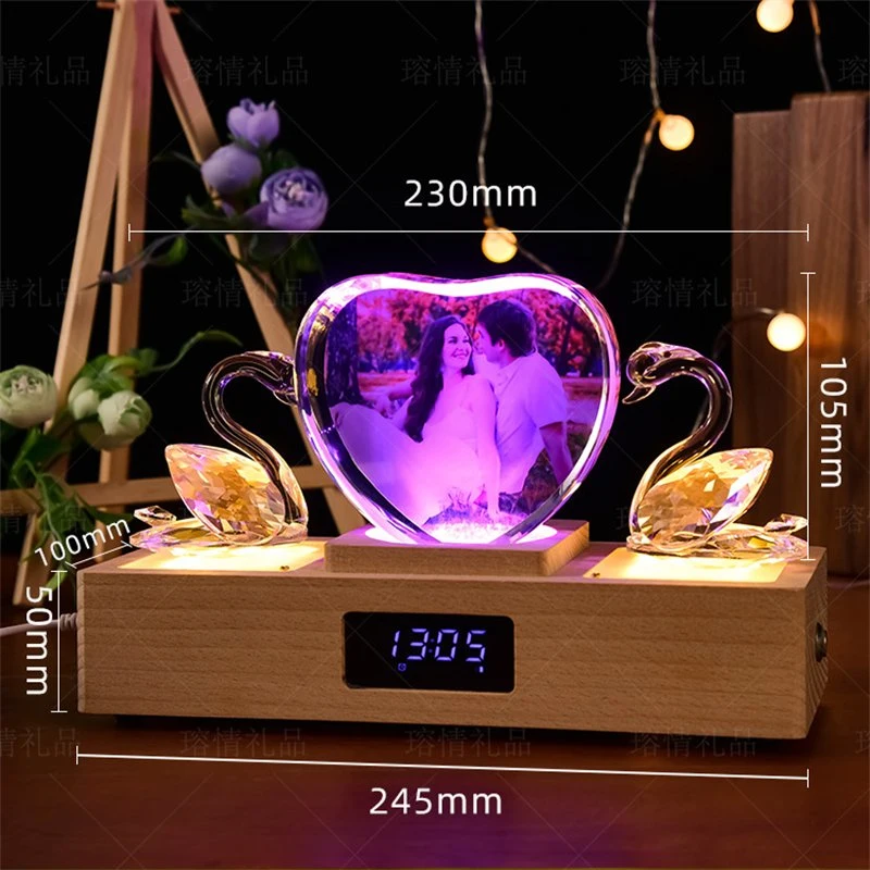 China fábrica al por mayor Diseño personalizado Corporativo Souvenir Grabado láser Reloj Base de madera luminosa K9 Trofeo Cristal