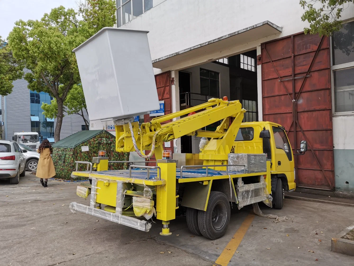 Japanese Brand 14m Hydraulic Aerial Platform Truck for Man Lift