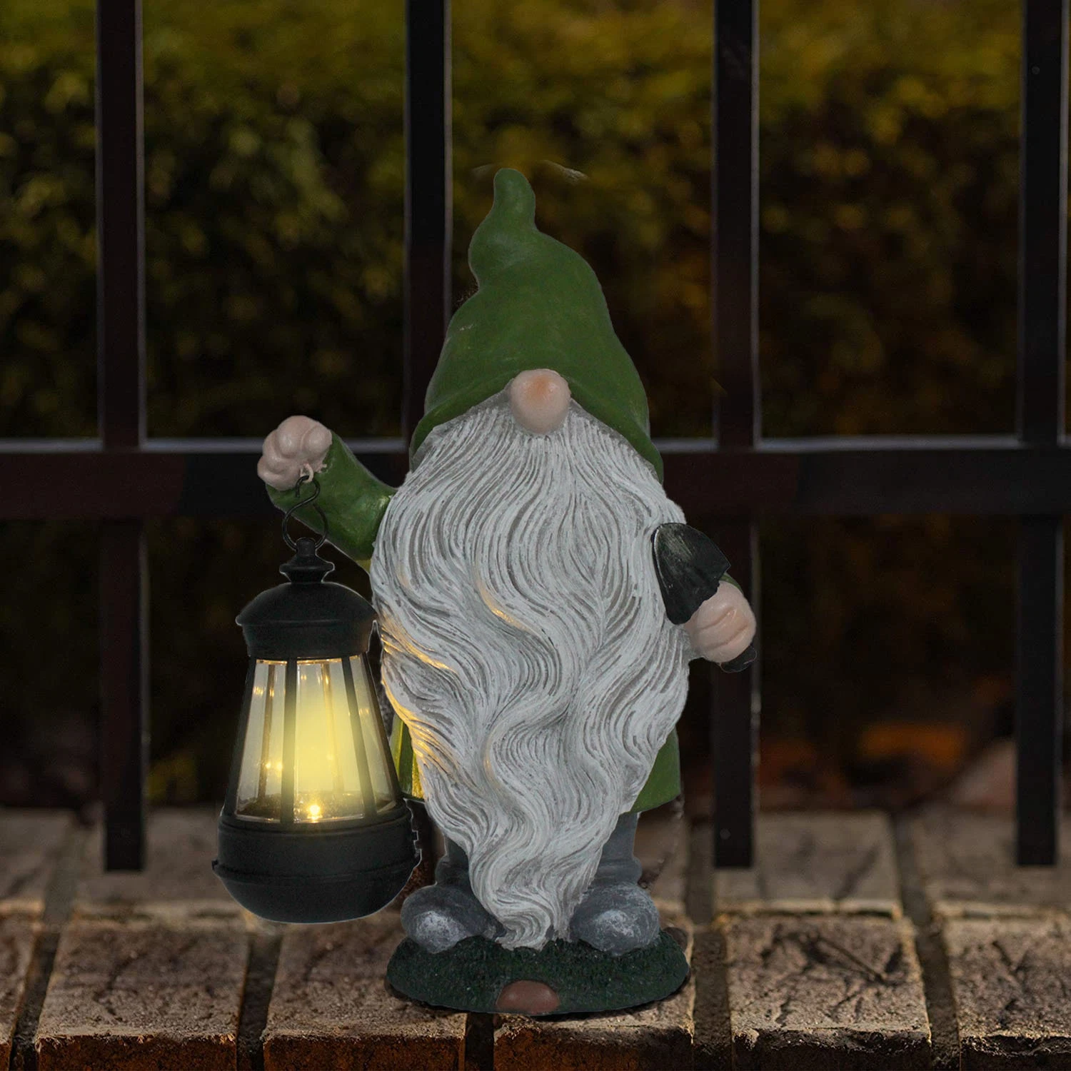 Wholesale/Supplier Solar Powered LED Poly Resin Gnome Holding Lantern and Shovel Landscape Lighting Outdoor Garden Holiday Decoration Yard Decoration