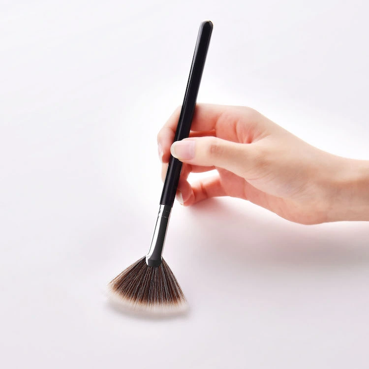 Small Highlight Fan Brush for Defined Areas and Lip Makeup