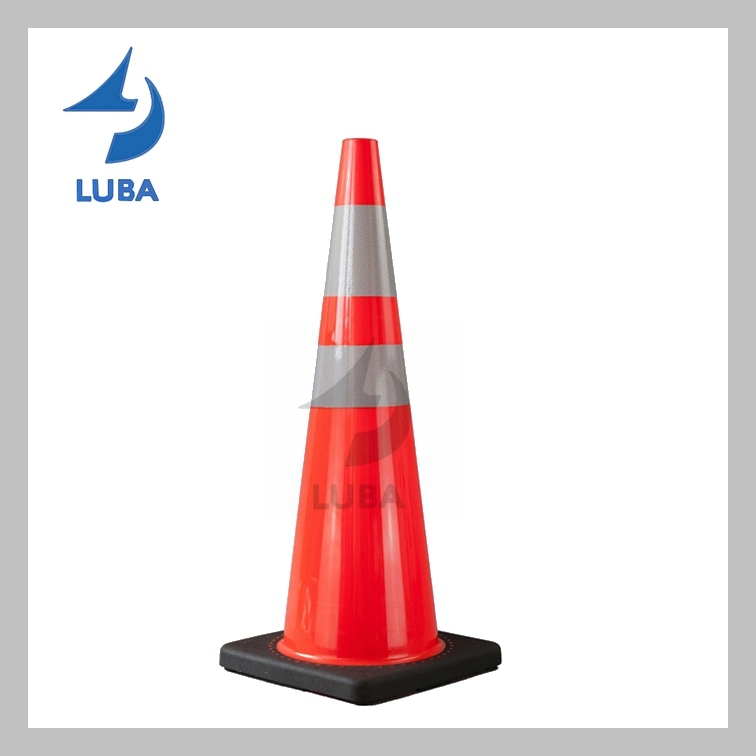 La construcción de carreteras pilón a la autopista naranja conos de tráfico