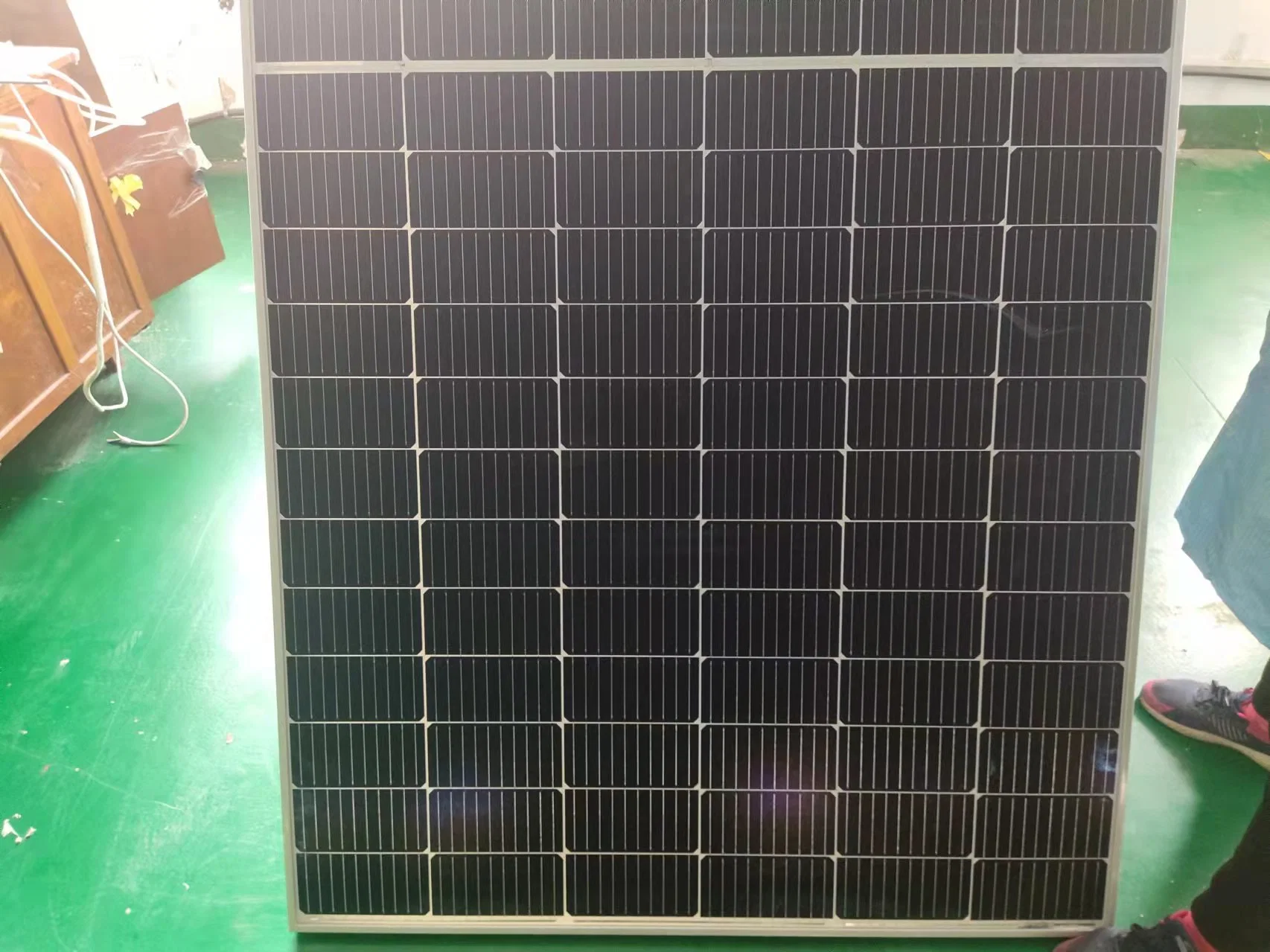 Runze Factory Price 670W 132 خلايا لوحات شمسية أحادية اللون مع شهادة CE للبيع