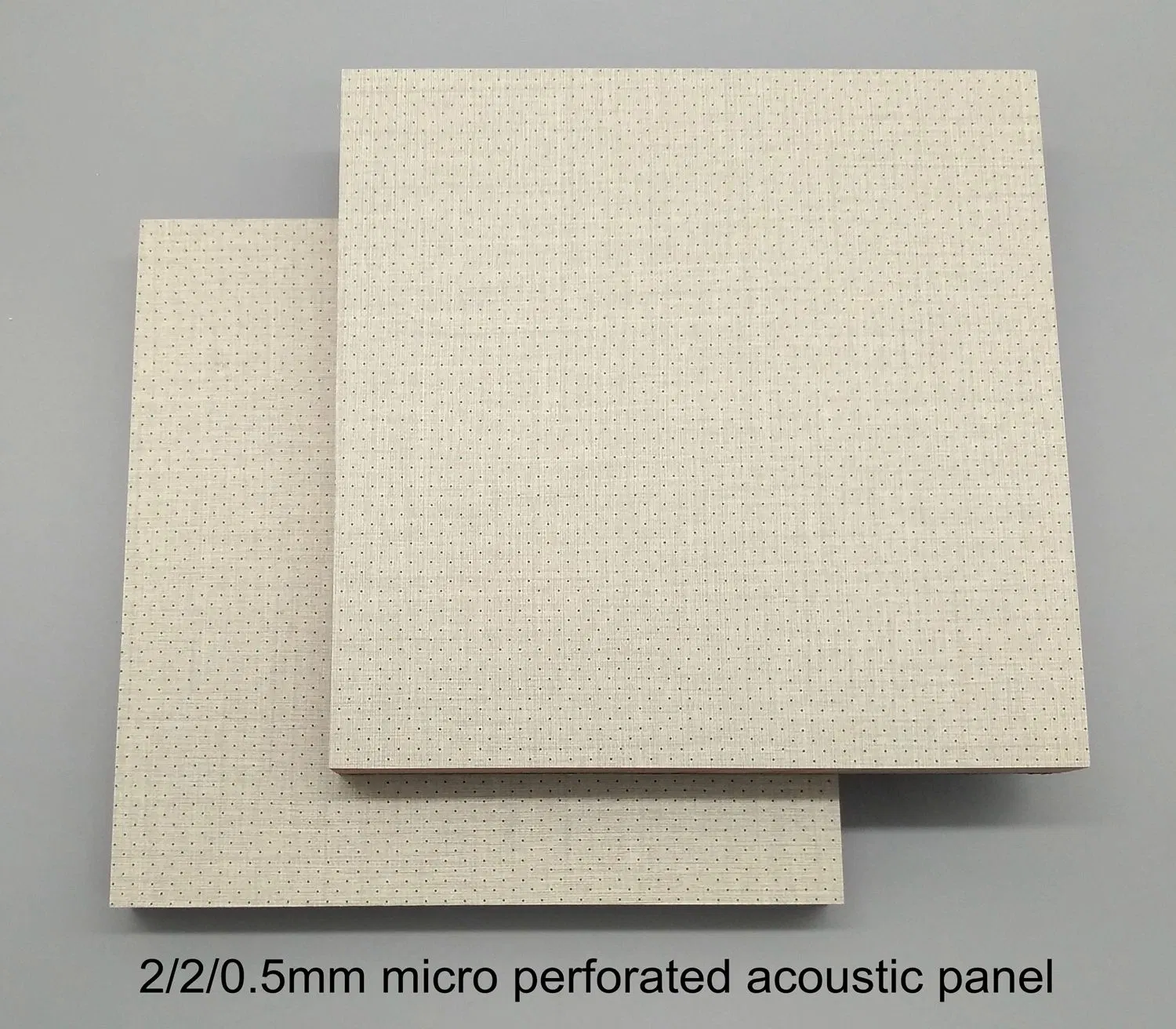 Panneau acoustique micro-perforé invisible pour l'insonorisation intérieure des murs et des plafonds, matériau de construction.