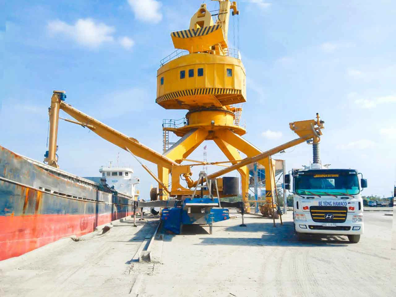 Screw Ship Unloader Specially Designed for Unloading Cement From Vessel to Truck