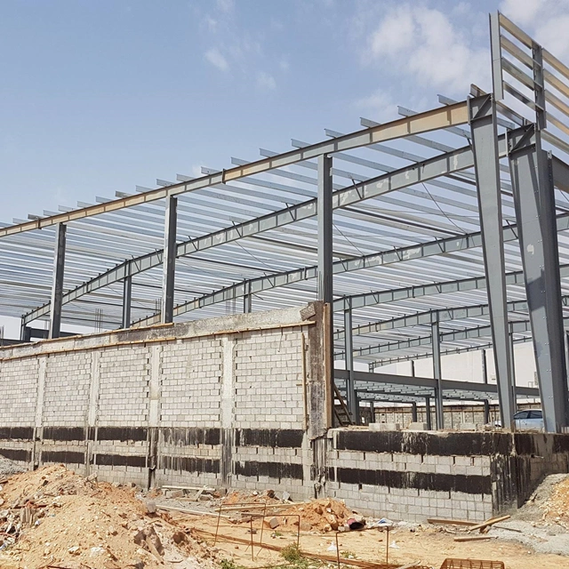 Bâtiment industriel de type H/Section en acier avec panneau sandwich en acier pour atelier/entrepôt, poutre métallique pour cadre de feuille de purlin pour construction de stockage/usine/hangar/garage/remise.