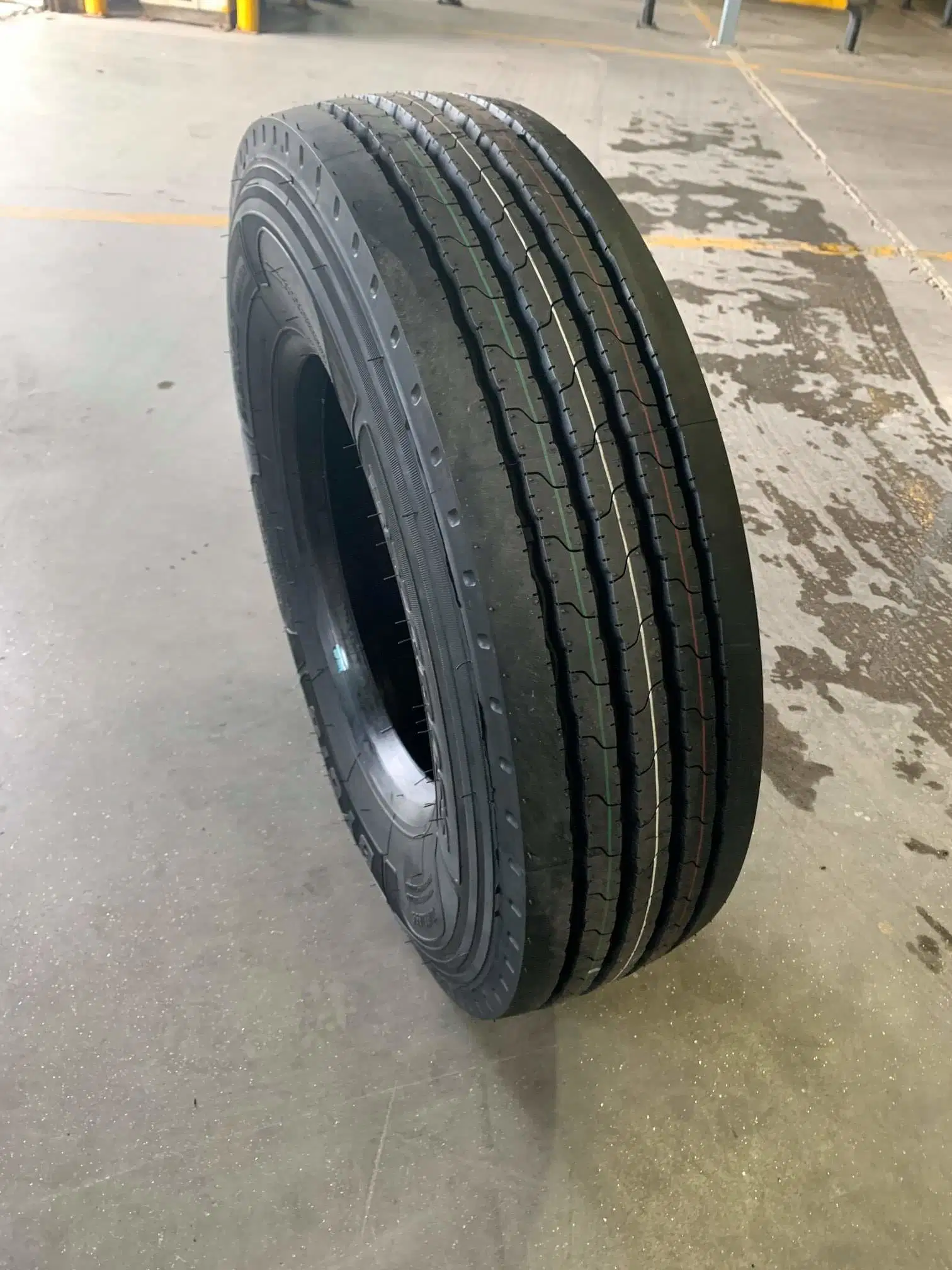 Ansu/Bycross 9.5r17.5 Таиланд погрузчика обод шины Шина легкого грузовика 6.50r14 Used-Truck-шины в Дубаи