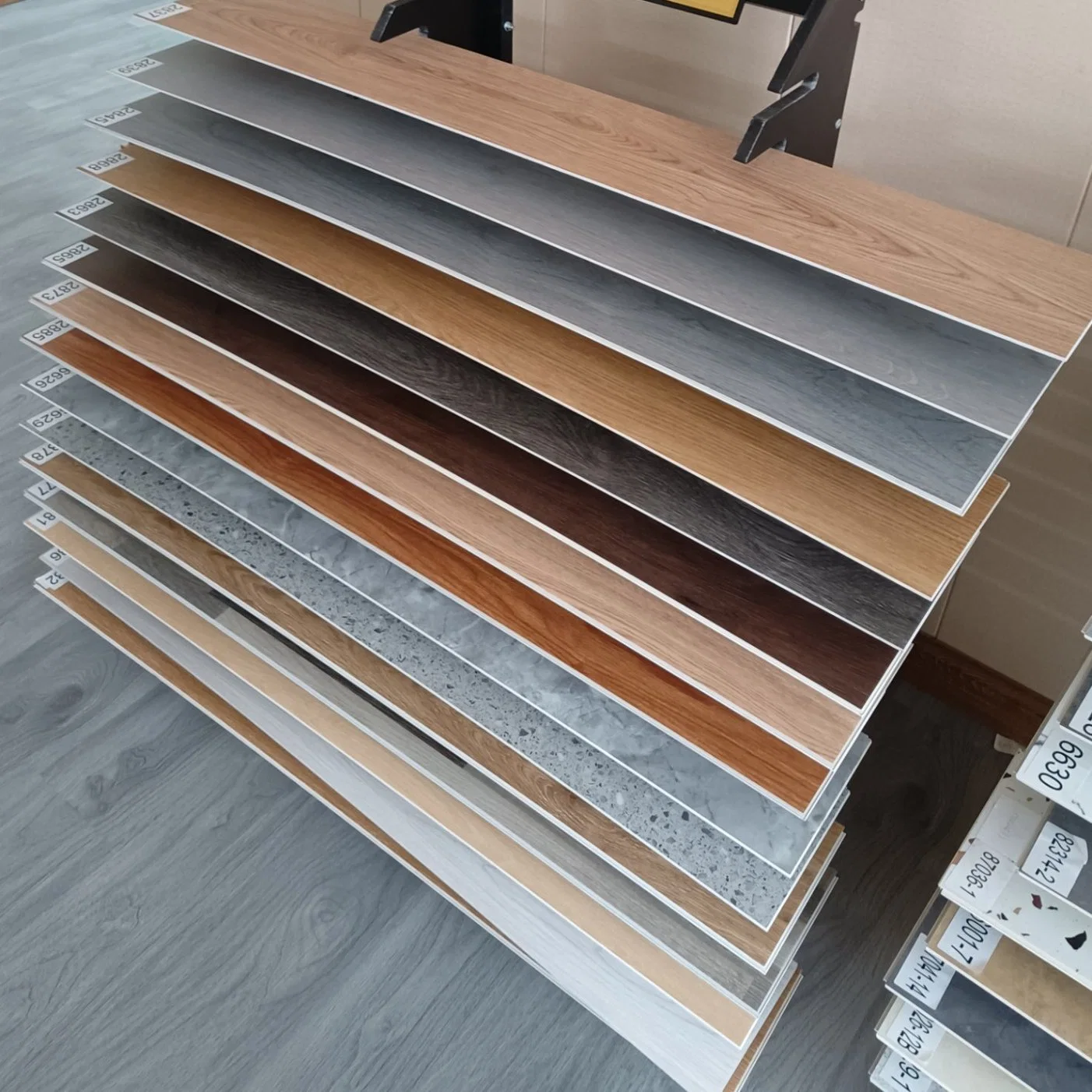 100% Waterproof Stone Plastic Composite Flooring/Rigid Core Vinyl Flooring/Luxury Vinyl Plank Flooring for Bedroom/Living Room/Company Room/Building Decoration