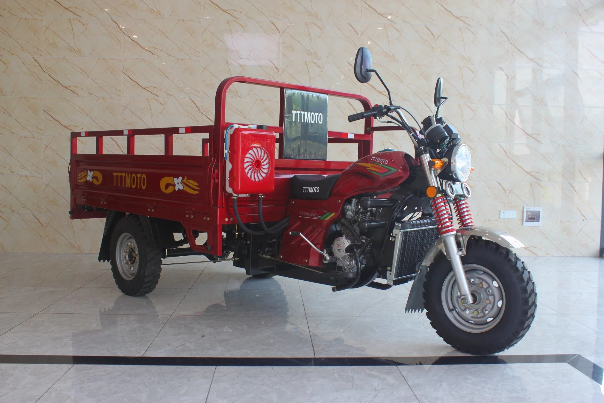 Мотоцикл с тремя колесами на Кинглион-стрит 150 куб. См.
