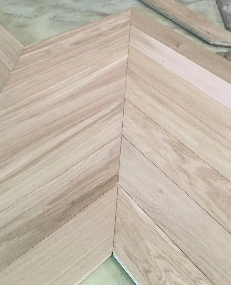 Madera de roble Piso Espina de roble europeo Chevron ha diseñado el suelo de madera Parquet espina de pez en el suelo